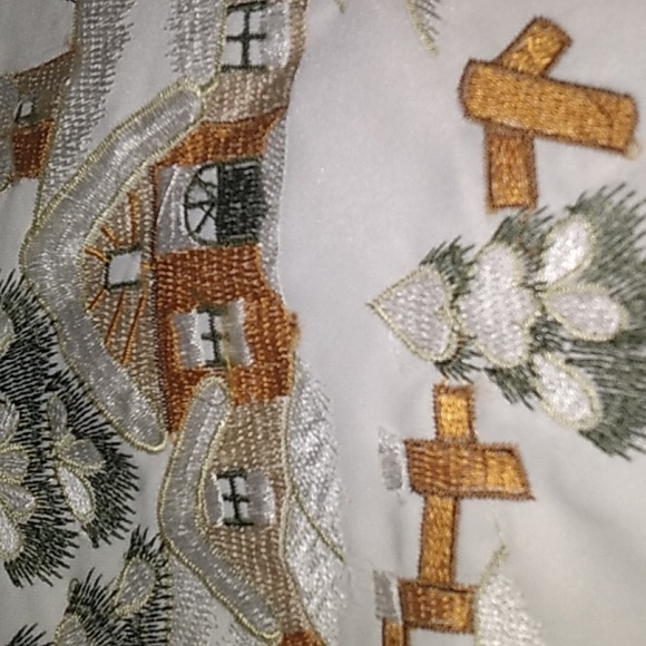 AMAZING EMBROIDERED Square Linen Tablecloth- 33.5 inches x 33.5 inches. - Picture 7 of 17